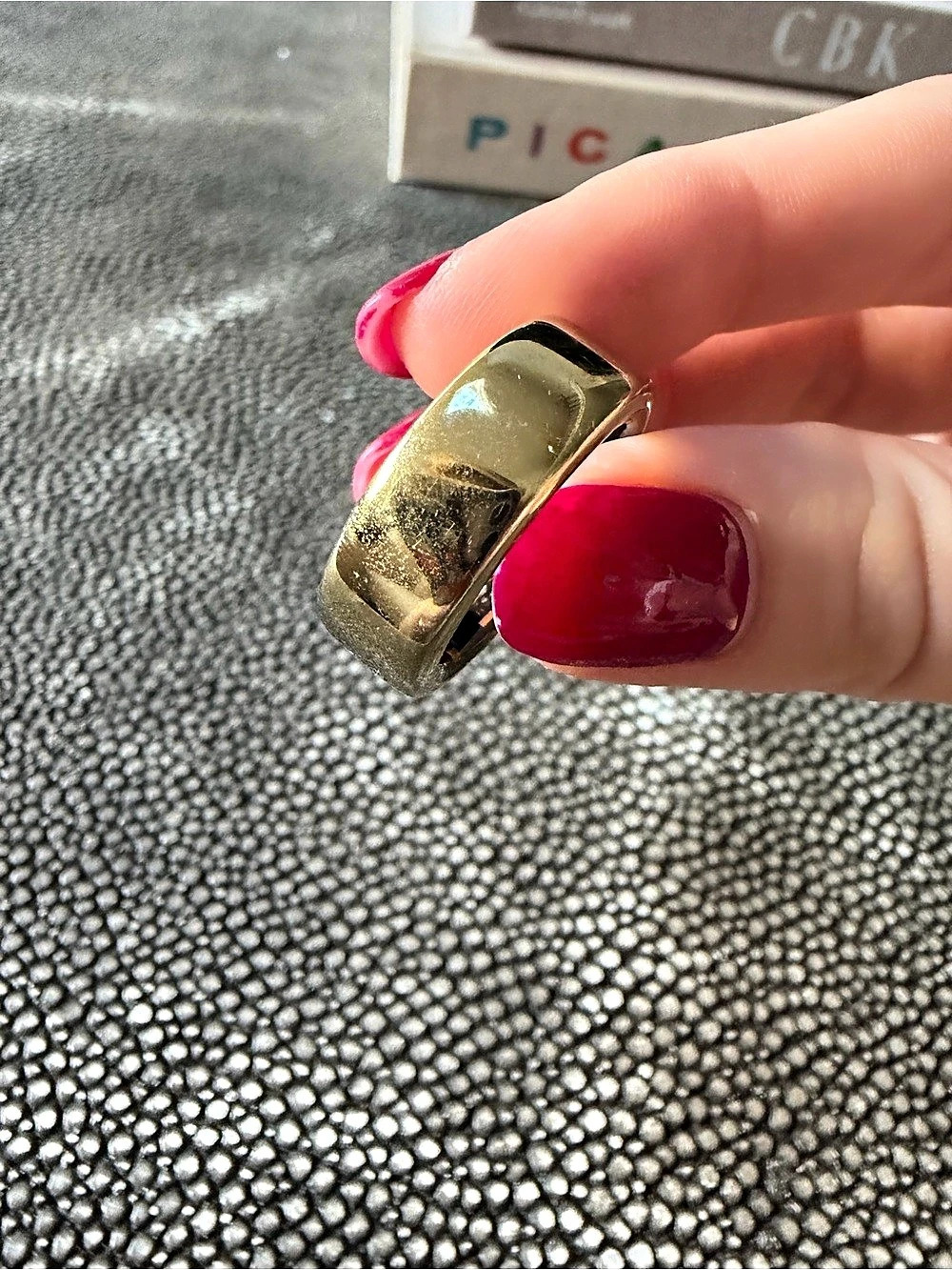 Oura Ring Gen3 in Gold size 8 - Picture 6 of 9